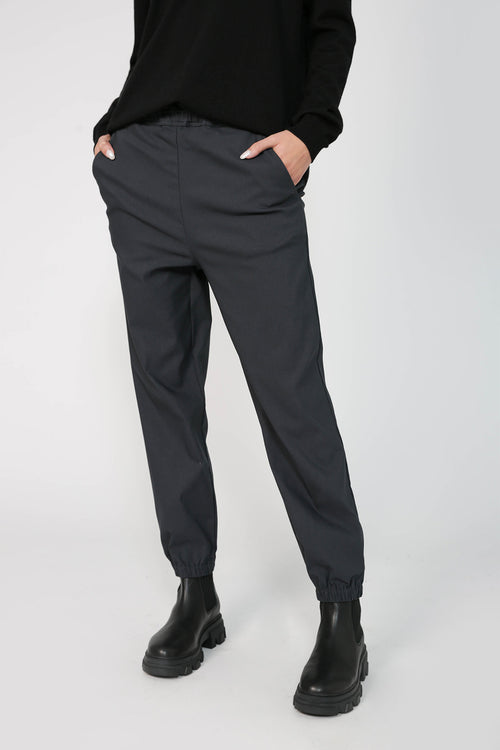 settled pant / dark charcoal grey