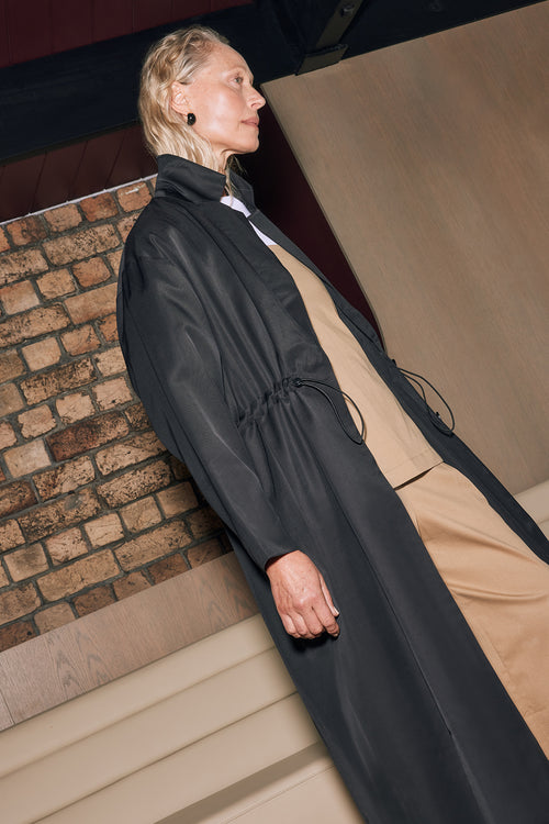 sway trench / black