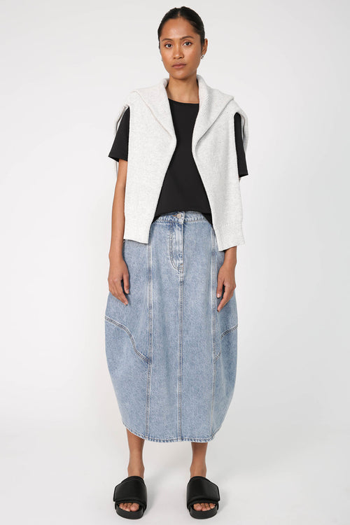 modest tee / black