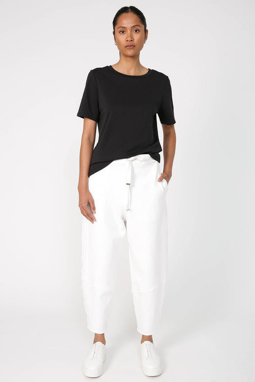 modest tee / black