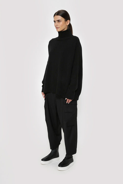 batched sweater / black