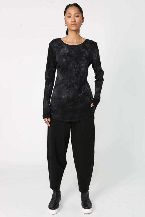 shy layering top / black|charcoal tie dye