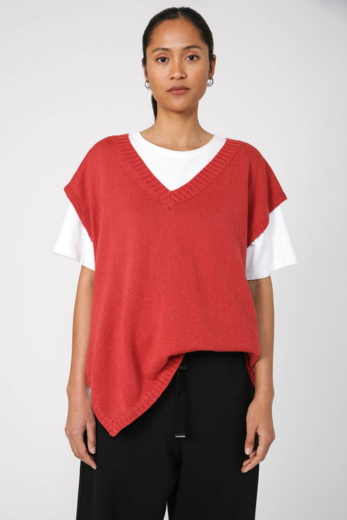 elite sweater vest / persimmon red