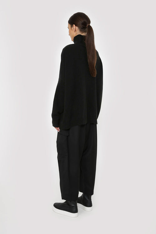 batched sweater / black