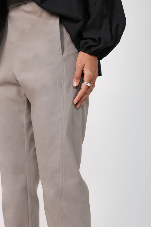 maintain pant / grey brown