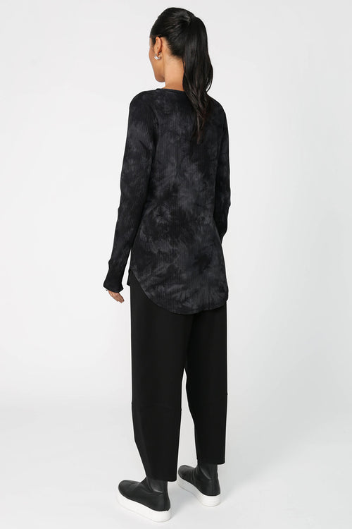 shy layering top / black|charcoal tie dye