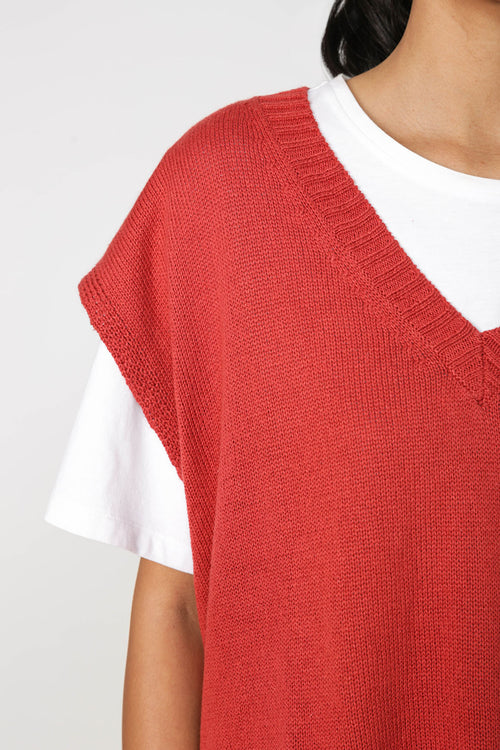 elite sweater vest / persimmon red