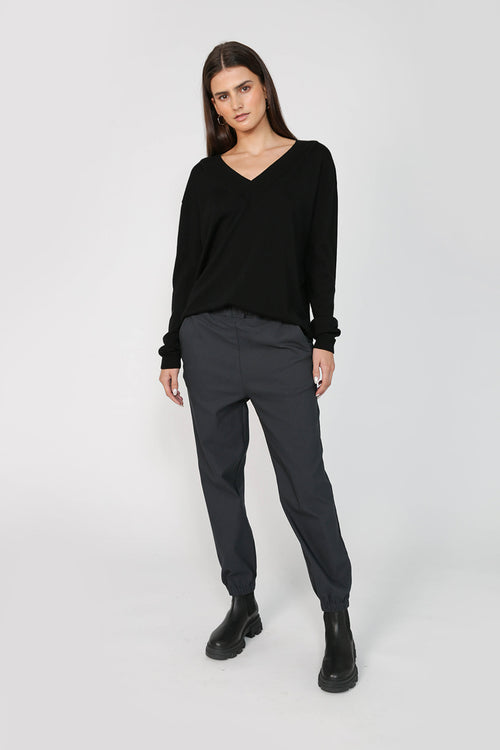 settled pant / dark charcoal grey
