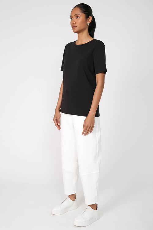 modest tee / black