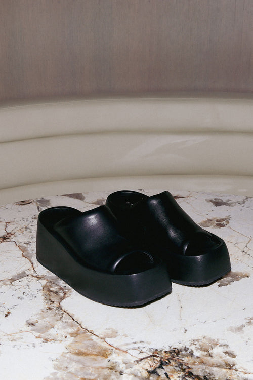 shield wedge / black