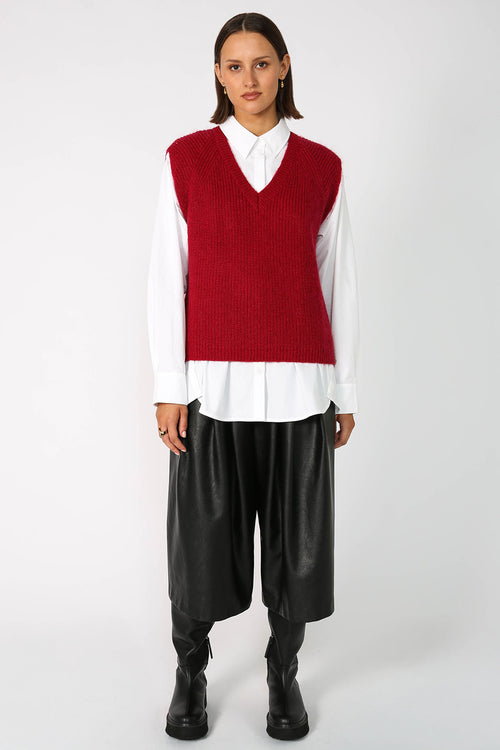 lineate vest / cranberry