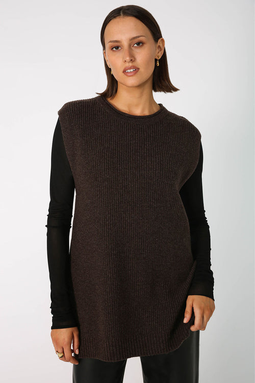 tabard crew vest / chocolate marle