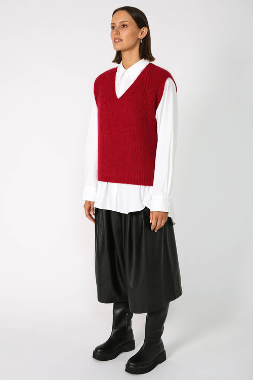 lineate vest / cranberry