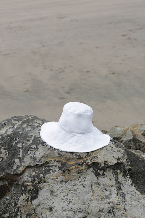 lift bucket hat / ivory white