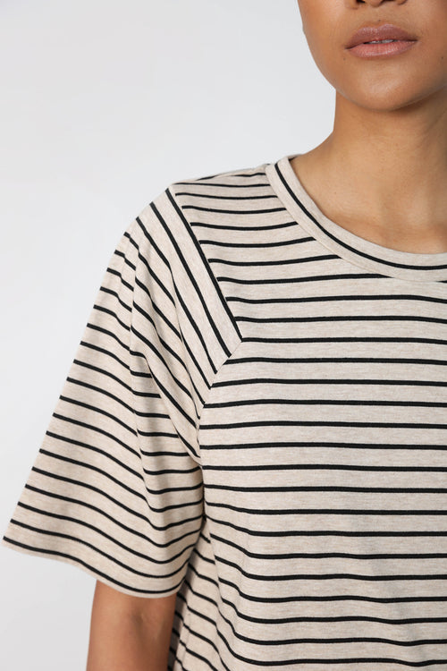 reply tee / natural|black stripe