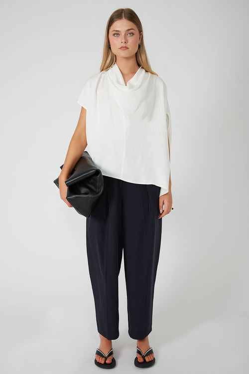 funnelled cape top / white