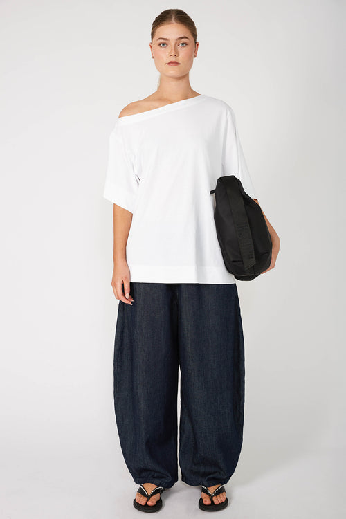 direction tee / white