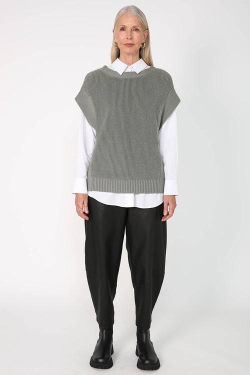 conclude vest / pale mineral green