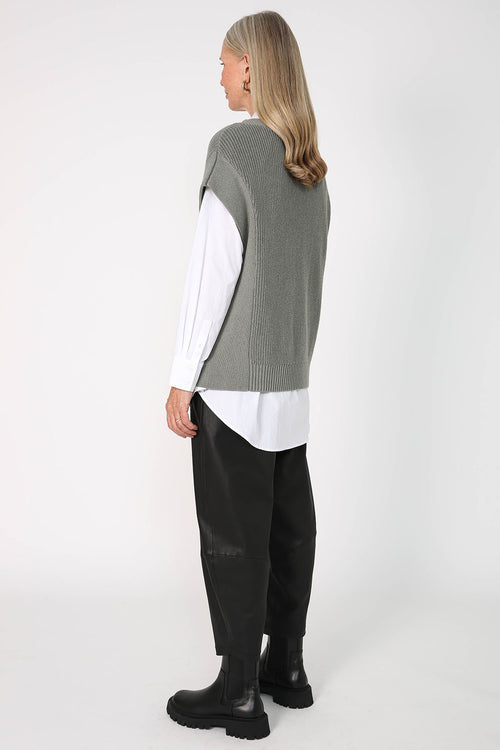 conclude vest / pale mineral green