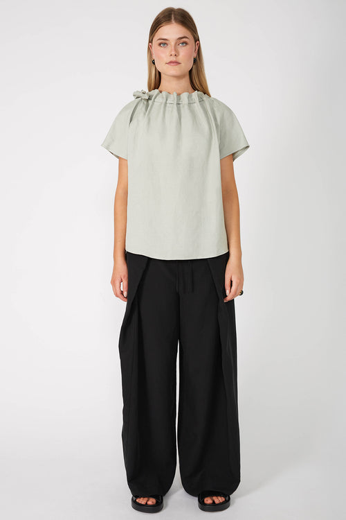 avid short sleeve top / soft sage linen