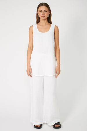 saviour tank / white