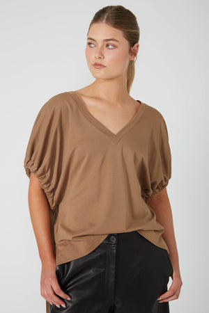 estimate tee / latte camel brown
