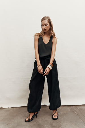 beyond pant / black crinkle