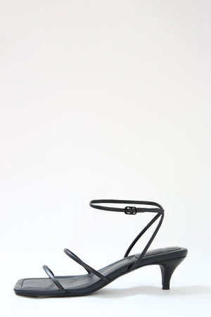 strapped heel / black|black