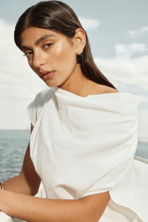 funnelled cape top / white