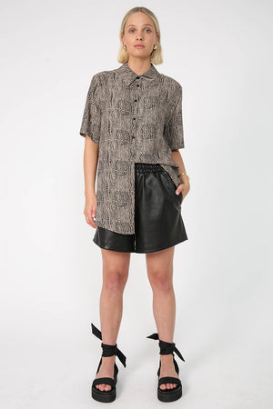 vastness shirt / neutral|black reptile