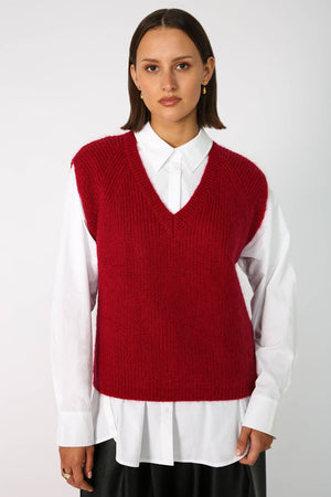 lineate vest / cranberry