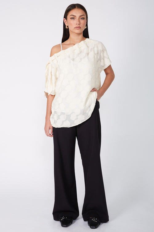 avid short sleeve top / ivory flocked lace