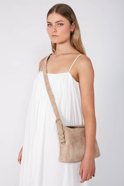 d ring suede bag / warm taupe