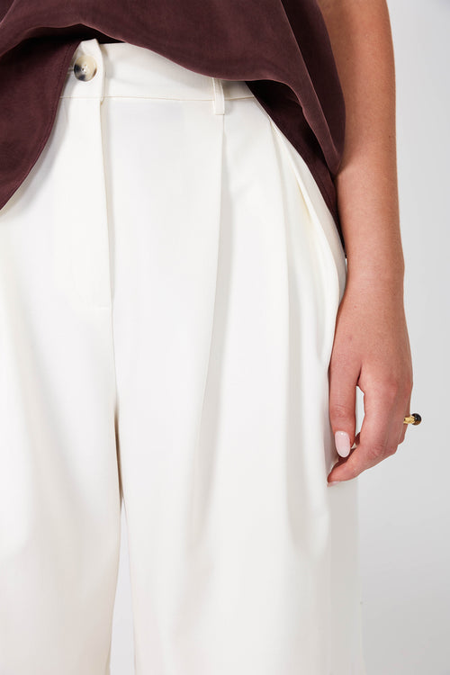 allot short / ivory cream