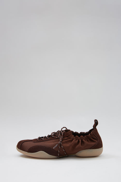 form satin kick / chocolate