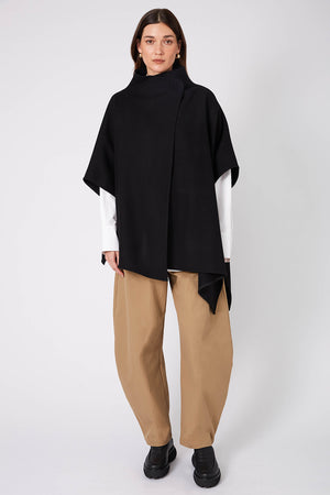 funnel cape coat / black