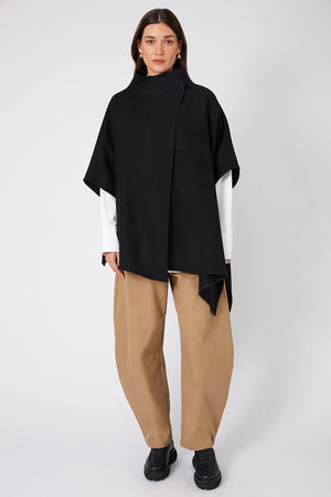 funnel cape coat / black