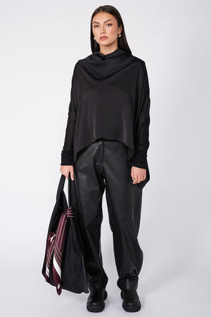 funnelled cape / black