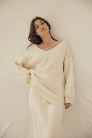 inform v neck sweater / brushed ivory cream