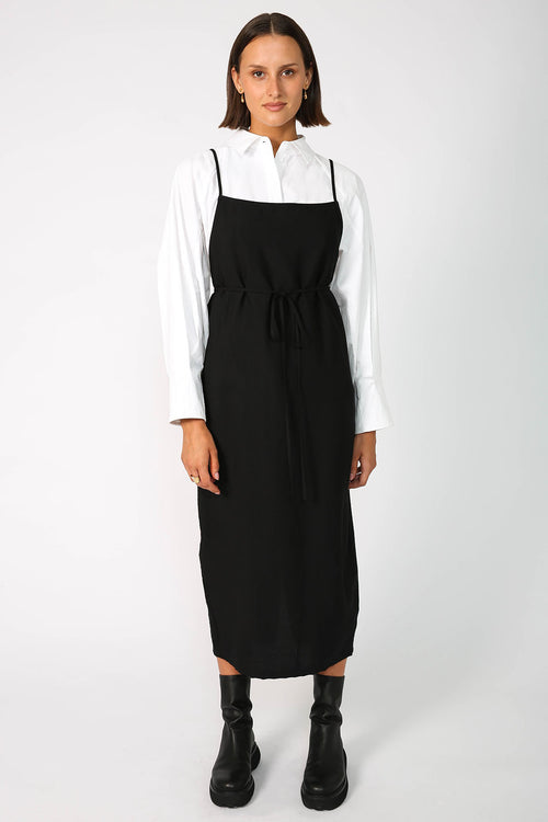 strive pinnie dress / black