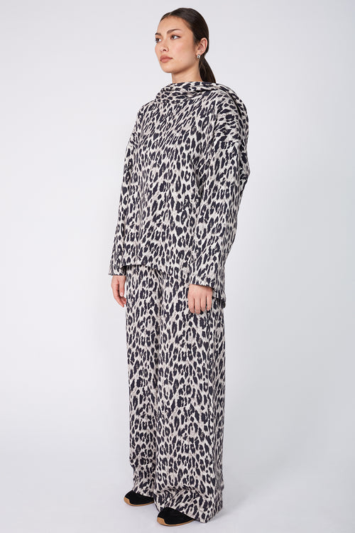 sear sweat / silver| black wilderness print