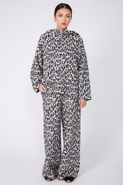 sear sweat / silver| black wilderness print