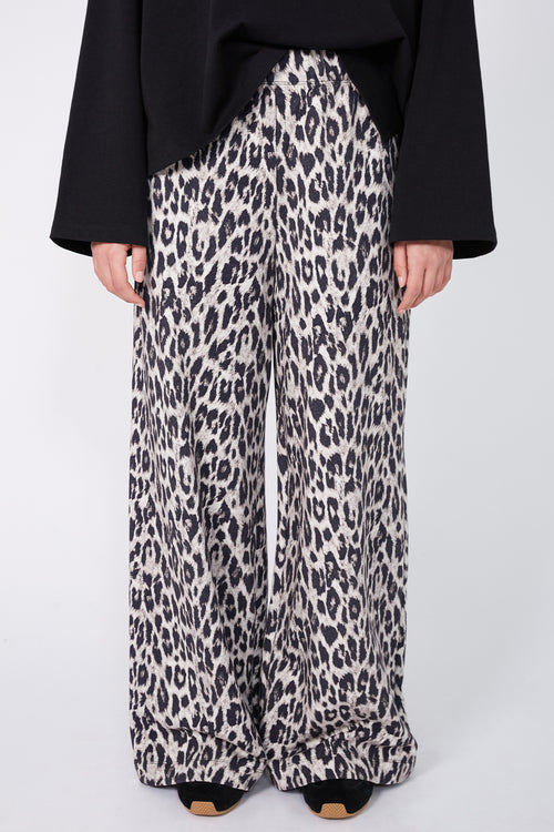 sear trackpant / silver| black wilderness print