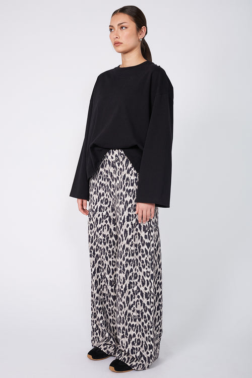 sear trackpant / silver| black wilderness print
