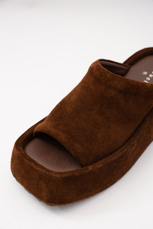 shield wedge / rich tan brown