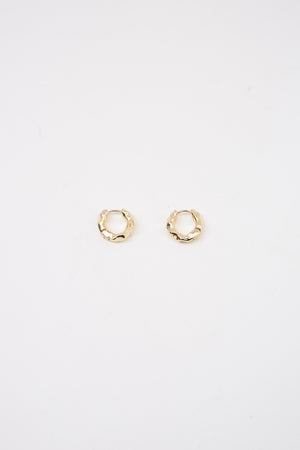 textured huggy earring / gold